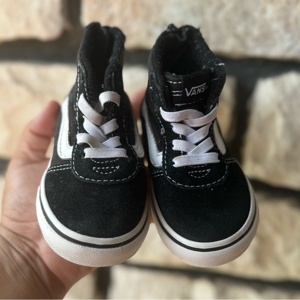 Vans : Black Hi-Tops